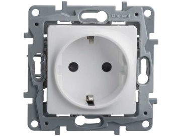 Розетка Legrand Etika 672222 (белый) на акции в магазинах Ома