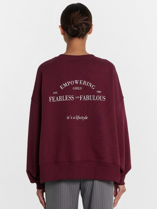 Свитшот женский бордовый оверсайз с вышивкой на груди "empowering girls", фото 2 из 6
