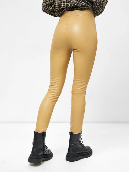 Прилегающие брюки из экокожи бежевого цвета, фото 4 из 5