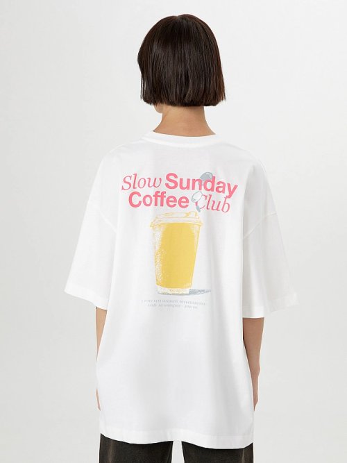 Футболка женская белая с принтом и надписью "Slow Sunday Coffee club", фото 2 из 35