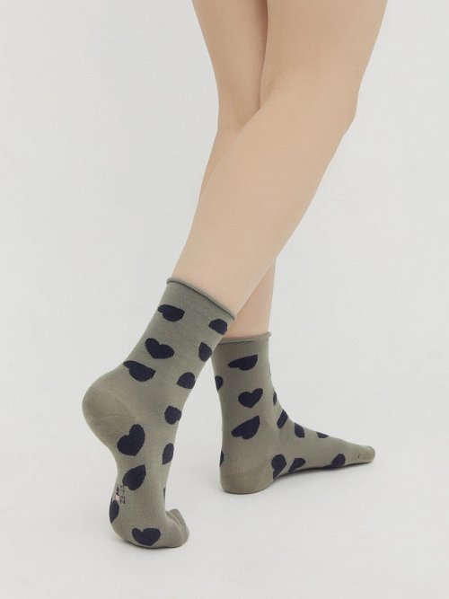 Носки женские оливково-зеленые с рисунком в виде крупных сердечек, фото 2 из 4