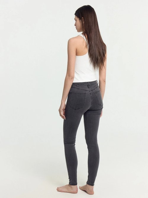 Брюки женские джинсовые в светло-сером цвете, фото 7 из 8