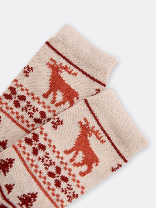 Носки женские в белом оттенке с красными рисунками в виде оленей и елочек, фото 4 из 12