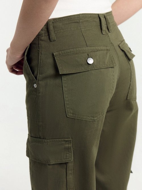 Брюки женские карго в зеленом цвете, фото 9 из 10