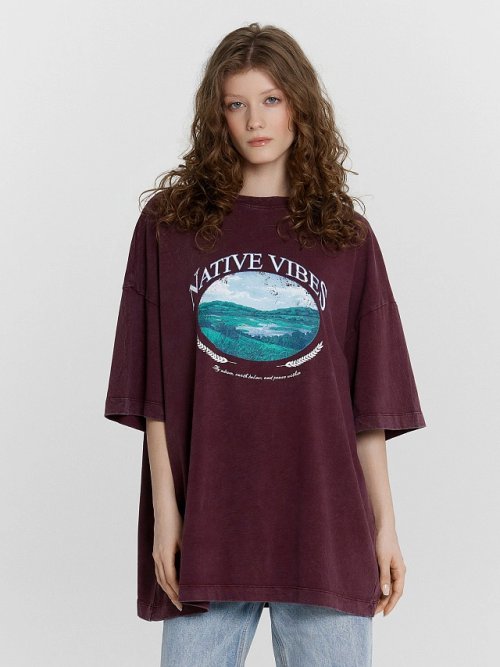 Футболка женская бордовая с принтом и надписью "native vibes", фото 1 из 25