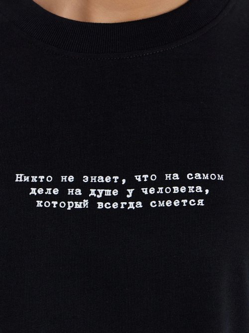 Футболка черная с надписью ""Никто не знает, что на самом деле на душе у человека, который всегда смеется", фото 4 из 20