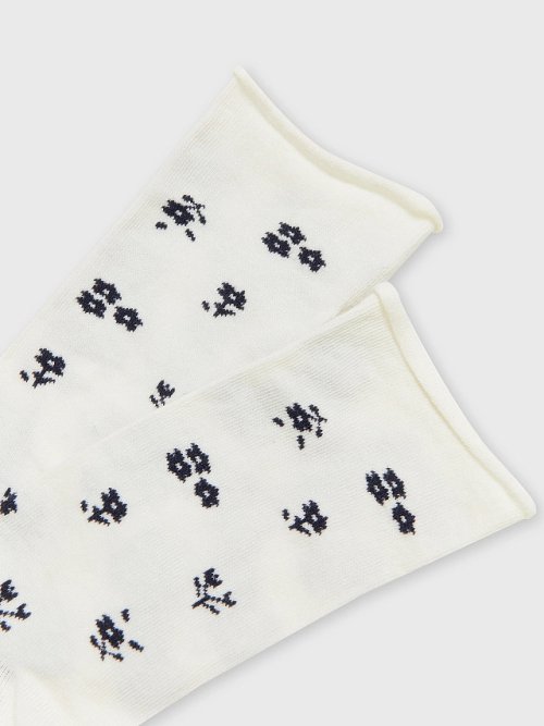 Носки женские молочные с рисунком в виде мелких цветов, фото 4 из 12