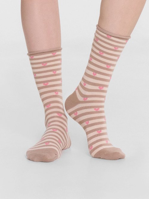 Носки длинные женские бежевые без резинки с узором в виде полосок и сердечек, фото 2 из 18