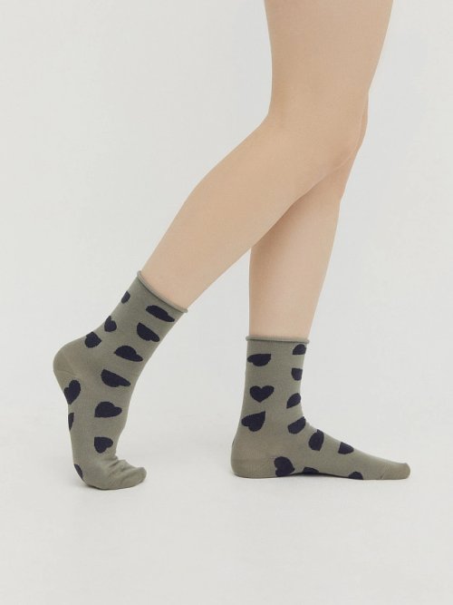 Носки женские оливково-зеленые с рисунком в виде крупных сердечек, фото 1 из 4