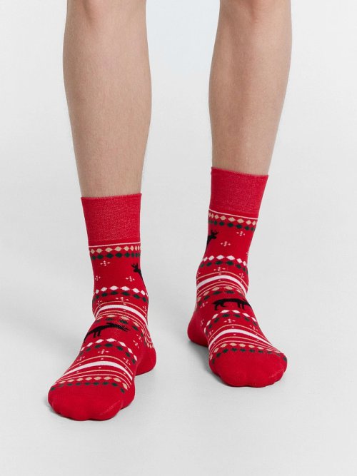 Носки мужские красные с узором в виде орнамента с лосями, фото 1 из 12