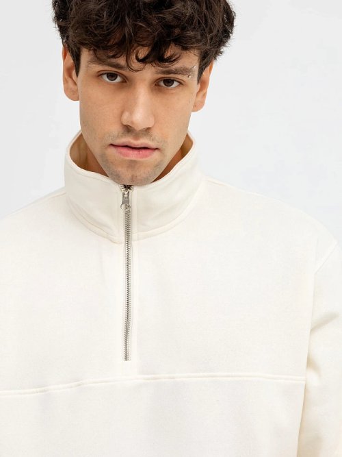 Джемпер мужской с воротником-стойкой в бежевом оттенке, фото 4 из 4