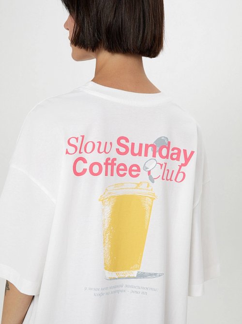 Футболка женская белая с принтом и надписью "Slow Sunday Coffee club", фото 4 из 35