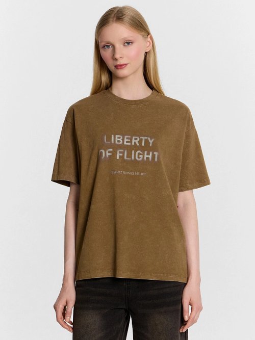 Футболка женская коричневая с обработкой эйсид и надписью "Liberty of flight", фото 1 из 25