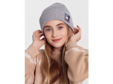 Шапка детская серая с нашивкой
