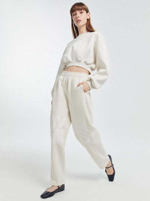 Брюки женские бананы в бежевом цвете с печатью, фото 2 из 8