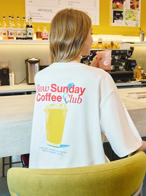 Футболка женская белая с принтом и надписью "Slow Sunday Coffee club", фото 1 из 35