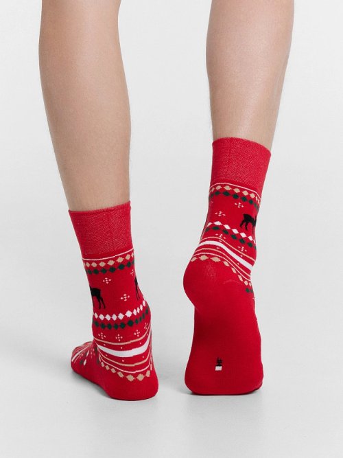 Носки мужские красные с узором в виде орнамента с лосями, фото 2 из 12