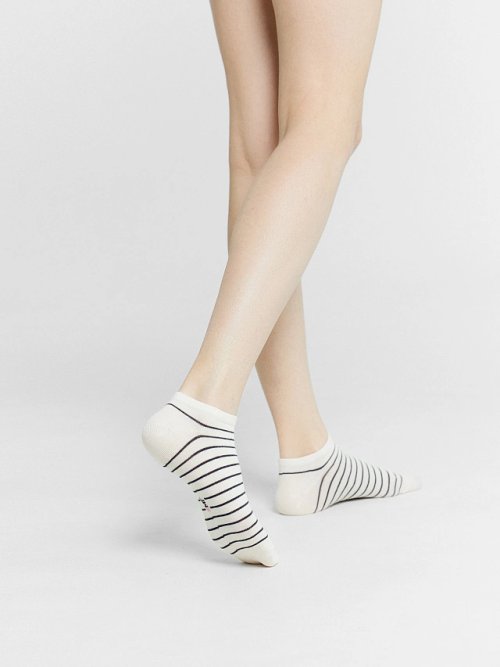 Носки женские молочно-белые с рисунком в виде полосок, фото 2 из 12