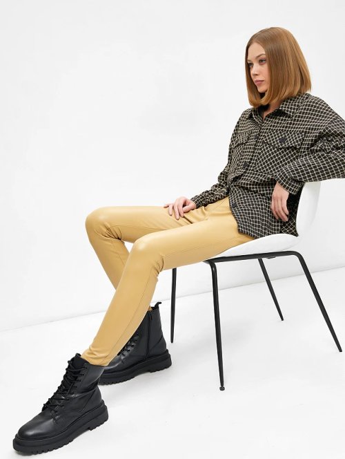 Прилегающие брюки из экокожи бежевого цвета, фото 1 из 5