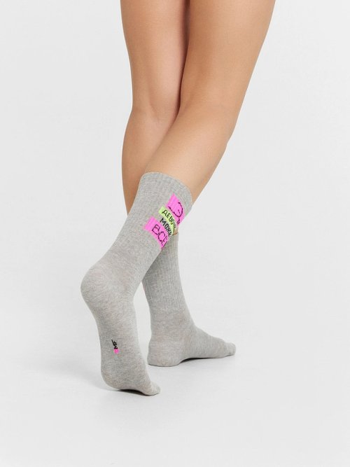 Носки женские серые с рисунком в виде надписи "Эта девочка может все", фото 2 из 4