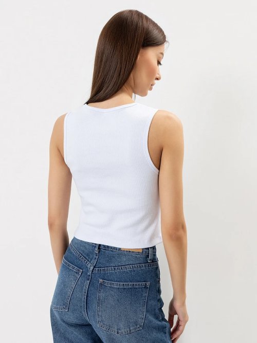 Облегающий топ в рубчик с фигурным подрезом белого цвета, фото 2 из 4