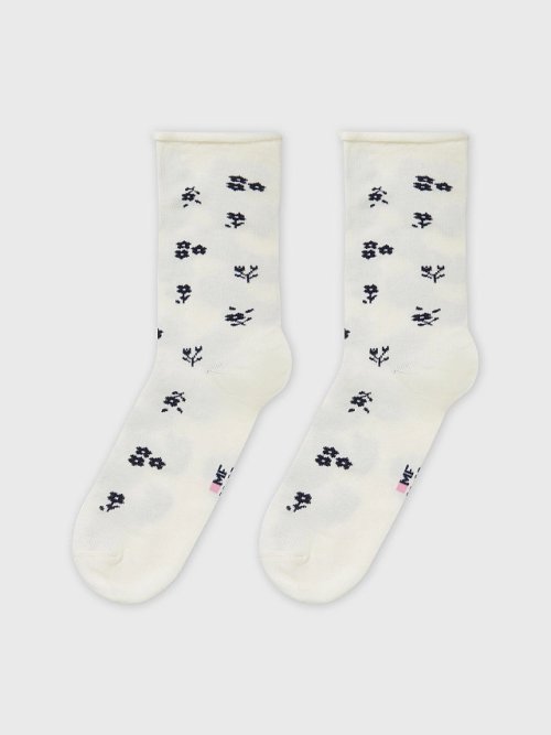 Носки женские молочные с рисунком в виде мелких цветов, фото 3 из 12