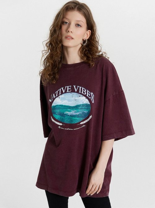 Футболка женская бордовая с принтом и надписью "native vibes", фото 5 из 25