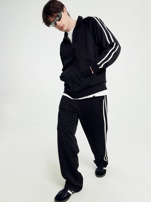 Брюки мужские черные со светло-молочными лампасами, фото 1 из 8