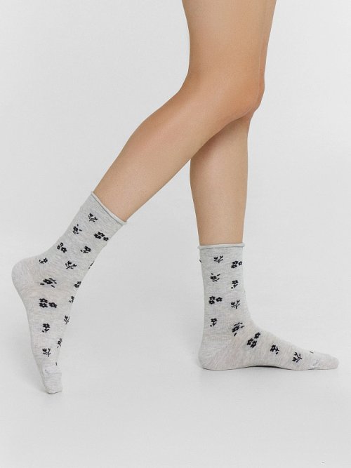 Носки женские светло-серые с рисунком в виде мелких цветов, фото 1 из 4