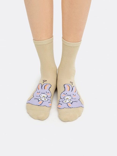 Носки женские бежевые с плюшевым следом и рисунком в виде заек, фото 1 из 5