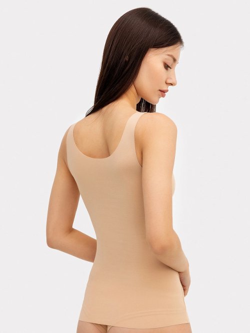 Однотонная прилегающая майка с "сырыми" срезами в цвете "обжаренный миндаль", фото 2 из 4