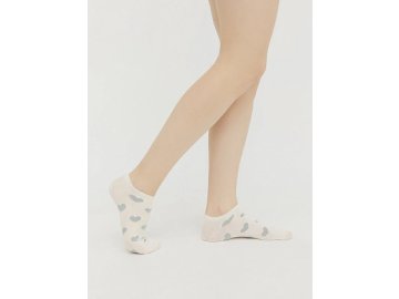 Носки женские молочно-белые с рисунком в виде крупных сердец