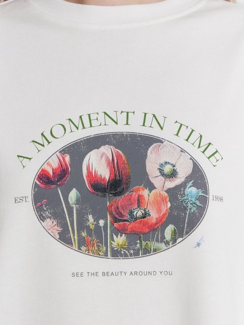 Футболка женская белая с принтом и надписью "A moment in time", фото 6 из 35