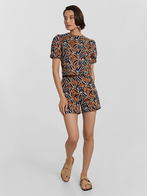 Шорты женские коричневые с принтом "листья", фото 1 из 5