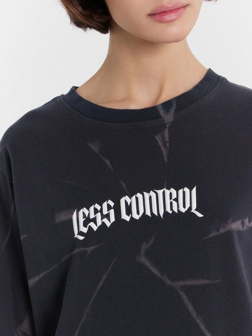 Футболка женская черная "Less Control", фото 4 из 25