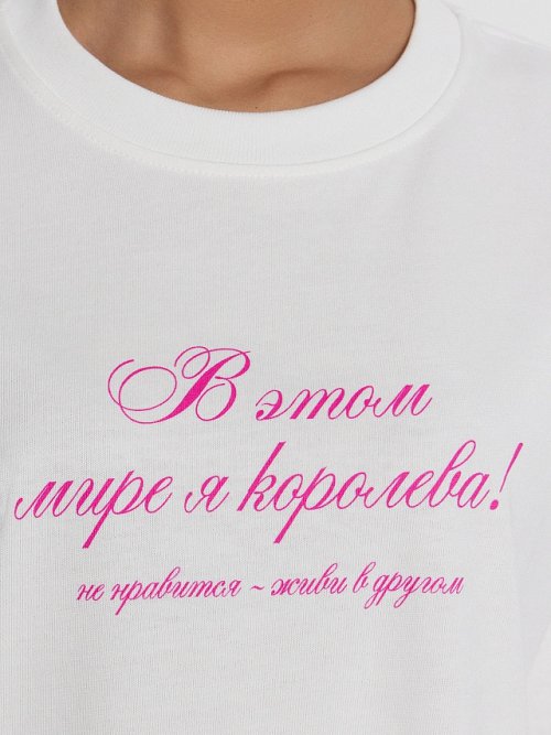 Футболка женская белая с надписью "В этом мире я королева", фото 4 из 20