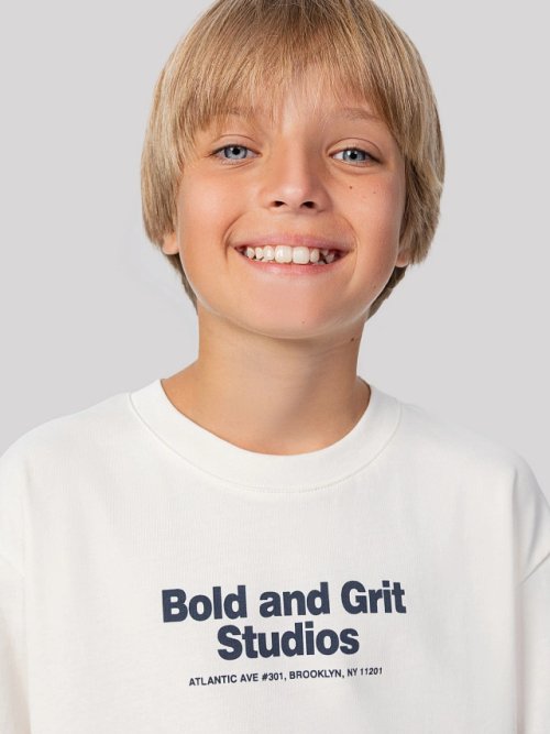 Лонгслив для мальчиков кремовый с надписью "bold and grit studios", фото 4 из 15