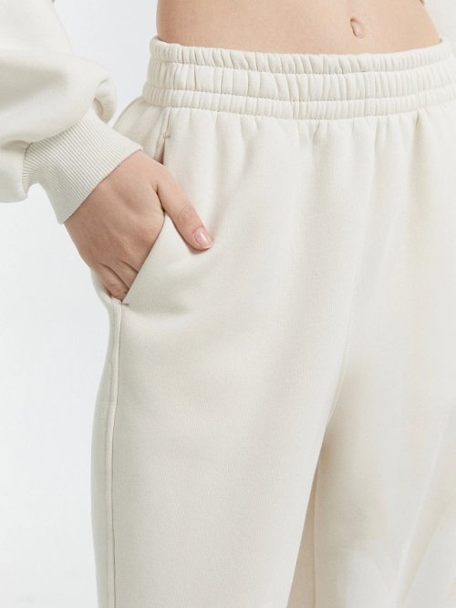 Брюки женские бананы в бежевом цвете с печатью, фото 7 из 8