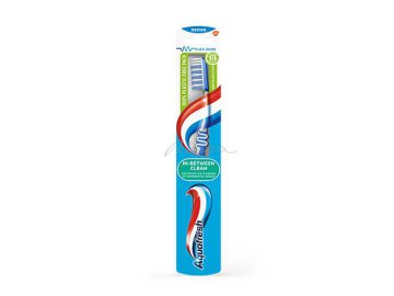 Щетка зубная средняя Aquafresh In-between Clean на акции в магазинах Мила